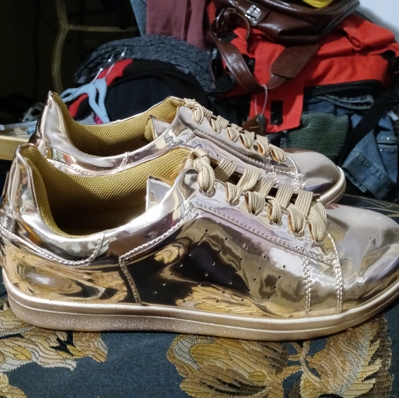 N.Y.L.A. ICONIC SHINY GOLDEN NEW! SIZE 6 WOMEN SNEAKERS,🎁GIFT IT. - Picture 2 of 14